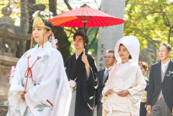 お二人とご家族で社殿へ向かう花嫁行列「参進の儀」