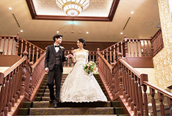 迎賓館内入口の印象的な大階段は、ウエディングドレスが映えフォトスポットとしても大人気